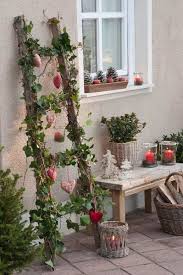 Rustic Farmhouse Diy Garden Decoration With Old Wooden Ladders In 2020 Vintage Gartendekoration Diy Gartendekoration Bauerngarten