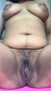 Je ne peux pas battre une chatte poilue noire et un gros clitoris