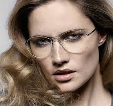 Die richtige kurzhaarfrisur betont ihre weiblichkeit. Frisur Zur Brille Einfache Styling Tipps Brillenstyling