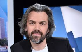 Le journaliste et écrivain Aymeric Caron se lance en politique avec «un  parti écologiste et antispéciste»