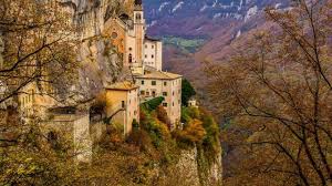 Sai perché il santuario madonna della corona si chiama così? Vorgeschlagene Routen Madonna Della Corona Gardasee