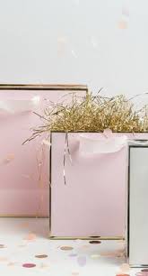 Geschenkeverpacken Mal Anders Weihnachtsgeschenke Mit Classical Christmas Stoffen Verpacken Rico Design Geschenkeverpacken Stoffe Geschenke Verpacken