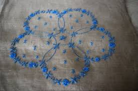スウェーデン刺繍のリネンのクロス 花輪 iichi ハンドメイド クラフト作品 手仕事品の通販 embroidery flowers pattern hand embroidery designs hand embroidery stitches