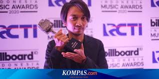 Kalimat gramatikal merupakan kalimat dimana makna dari katanya tersebut dapat berubah karena mengalami proses imbuhan, pengulangan serta pemajemukan kata yang disesuaikan berdasarkan. Lirik Dan Chord Lagu Garis Terdepan Fiersa Besari Halaman All Kompas Com