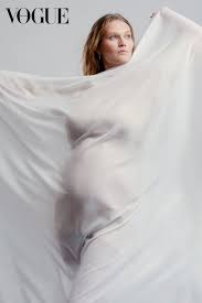 Wie schaut es bei den victoria's secret engeln eigentlich so aus? Das Baby Von Toni Garrn Ist Da So Lautet Der Name Ihrer Tochter Vogue Germany