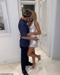 Dua Lipa Shares Steamy New Year S Eve Kiss With Anwar Hadid At Miami Party Daily Mail Online Em 2020 Casais Famosos Casal Famosos