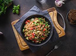 · la zuppa di farro è un primo piatto caldo e nutriente perfetto per l'inverno! Piatti Freddi Con Il Farro 10 Ricette Sfiziose Donna Moderna