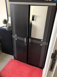 Cari lemari pakaian minimalis untuk mengisi kamar tidur rumah, store jati merekomendasikan lemari pakaian gantung minimalis 2 pintu model modern desain terbaru yang bisa di lihat di katalog gambar produk di atas atau juga bisa memilih desain lemari pakaian minimalis 2 pintu model lain apabila. Lemari Pakaian Minimalis 2 Pintu Perabotan Rumah Di Carousell