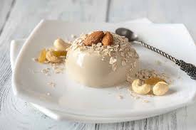 Scopri come prepararlo in modo rapido e il biancomangiare è un budino bianco e candido, di cui personalmente sono innamorata. Ricetta Biancomangiare