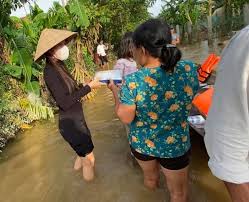Nữ ca sĩ tiết lộ ông xã từng bán nhiều mảnh đất với giá hơn 40 tỉ đồng để cô yên tâm xây sửa nhà. Tiá»ƒu Sá»­ Ca SÄ© Thuá»· Tien Vá»£ Cong Vinh Que á»Ÿ Ä'au