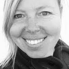 Leslie Knott's Instagram, Twitter & Facebook