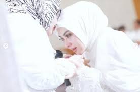 Letto 1 piazza e mezzo con contenitore da ragazzo. Prosesi Sungkeman Syahrini Reino Barack Kompak Kenakan Outfit Serba Putih Skanaa