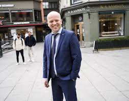 Trygve slagsvold vedum, born in 1978 in hamar, has been the leader of norway's centre party since 2014. Senterpartiet Og Distriktspolitikken Klassekampen
