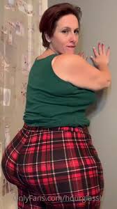 Watch online Hourglassleigh aka hourglassleigh OnlyFans - High as a  Christmas star on X-video