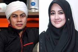 Umi pipik belakangan terkenal sebagai seorang muslimah yang selalu memakai gamis dan dipadukan dengan hijab serta cadar. During This Time The Public Was Firmly Buried The Rumors Of The Marriage Of Siri Umi Pipik And Sunu Are Finally Exposed By The Late Uje S Younger Sibling Yes Humanly All