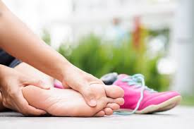 Comme je vous l'ai déjà dit mille fois, l'été tout finit par me faire mal aux pieds à part les havaianas. Les Blessures Frequentes Au Pied Causees Par Le Sport Et Leur Traitement L Equipe