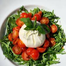 Une Burrata Bien Fraiche Accompagnee De Delicieuses Tomates Ca Vous Tente Ragazzi Paris Burrata Mozzarella Cheese Burrata Food Salad Tomato