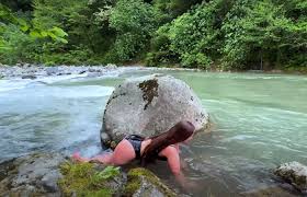 Letolta cicanadrágját, jeges folyóban mártózott meg a belevaló szépség |  Promotions.hu