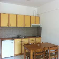 En esta bonita idea se ha completado la obra con un suelo hidráulico y un panel forrado con papel estampado a todo color. Fotos De Cocinas Pequenas Y Bonitas