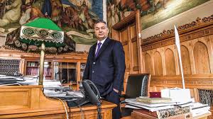 Capitulo 1 del libro un servicio al jefe. Viktor Orban El Jefe De Gobierno Mas Polemico De Europa El Castigo Y La Clemencia Estan En Manos De Dios