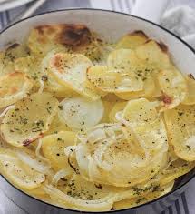 Una pietanza squisita e salutare, particolarmente in questo periodo visto che si possono coltivare e cogliere nell'orto di casa, e cucinare fresche, appena colte! Teglia Di Patate E Cipolle Al Forno Serendipity360