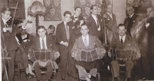fuente: https://escuelatangoba.com/buenosaires/arrabalero-por-osvaldo- fresedo-y-su-sexteto-tipico-1927-tango-musica/ Osvaldo Fresedo  Bandoneonista, director y compositor. (5 mayo 1897 – 18 noviembre 1984) >  En 1927, el éxito de Fresedo es tal que ...
