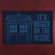 The doctor later stated that it was the broken chameleon circuit that caused it to be stuck in the shape of an old style police box. Doctor Who Tardis Fussmatte Blau Elbenwald