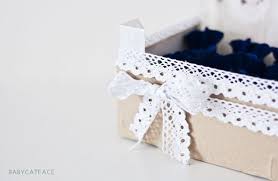 Vuestra boda será un día especial gracias a mini & kuki, que se encargará de decorar cada rincón y personalizar cada detalle. Como Decorar Con Encaje Caja De Fresas Decorada Fresas Decoradas Cajas De Fruta