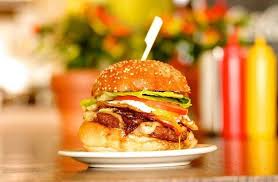 Traditionnellement, le couscous se prépare avec un seul type de viande car le bouillon et la semoule qui cuit à sa vapeur s'imprègnent de son arôme. Burger Royal Restaurant Montreal Jewish Quarter Restaurant Bewertungen Telefonnummer Fotos Tripadvisor