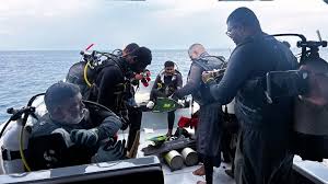 A Maldivian military diver died Saturday while searching for the bodies of  four Italian divers believed to be deep inside an underwater cave. Tap the  link in our bio for more.