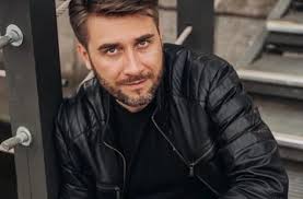 Анчуков играл в театре, но известность ему принесли роли в сериалах. Ona2vfylt10cfm
