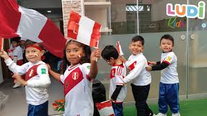 🇵🇪✨ ¡Desfile Patriótico en Ludikids! ✨🇵🇪, Conmemorando el Día de la Bandera Peruana, nuestros pequeños de las aulas de 2, 3, 4 y 5 años desfilaron con orgullo y alegría llevando su banderita del Perú ...