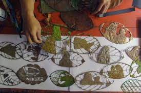 Lukisan dengan bahan daun kering harus diperhatikan dengan teliti ternyata daun memiliki warna dan tekstur yang unik dan tahan lama (daun. Pemuda Asal Banyumas Ini Ciptakan Ukiran Di Di Daun Nangka Terjual Hingga Ke Australia Teras Id