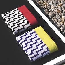 Les adeptes du farniente se laisseront séduire par ce drap de bain de la maison luxe hermès. Serviette De Plage Marque Couleur Et Motif Cote Maison