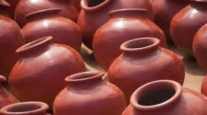 Water placed in earthen pots is evaporated from minuscule pores it has as it is made of mud particles. Vastu Tips Storing Drinking Water In An Earthen Pot Will Keep You Away From Financial Problems Vastu News India Tv