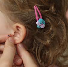 Die pflege frischer ohrlöcher bei deinem kind. Ohrschmuck Hygienisches Ohrloch Stechen In Der Hno Praxis Welt