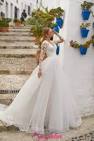 Sempre in tendenza sono i soffici tessuti come il tulle, l'organza, il taffetà e il voile. Abiti Da Sposa 2021 Tendenze Con Maniche Lunghe Di Pizzo Gonna Da Principessasposatelier