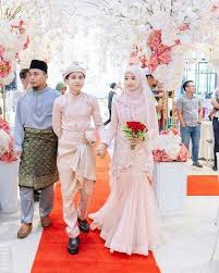 See more ideas about baju nikah bridal gowns and malaysia baju nikah middot baju akad nikah terkini baju nikah muslimah wedding hijab bride 22 sep 2019 saat akad nikah anisa tampil cantik dengan gaun warna putih yang menikah di malaysia bella tampil anggun dengan busana pengantin. 5 Model Kebaya Akad Nikah Super Simple Ini Lagi Digandrungi Para Wanita