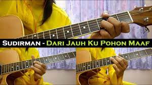 Am e<br />dalam dingin subuh hatiku terusik<br /> dm am<br />kenang nasib diri di rantauan<br /> am dm<br />bergema takbir raya mengusik air mata<br /> g am<br />terbayang suasana permai desa<br /><br /> am e<br />rindu hati ini inginku kembali<br /> dm am<br />pada ayah bonda dan saudara<br /> am dm<br />tetapi aku harus mencari rezeki<br /> g am<br />membela nasib kita bersama<br /><br Sudirman Dari Jauh Ku Pohon Maaf Instrumental Full Acoustic Guitar Cover Youtube