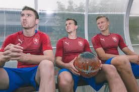 Controlada por la asociación de fútbol de la república checa, es miembro de la uefa. Camiseta Puma De La Republica Checa 2018 19