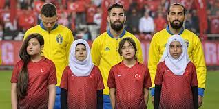 Jakup jimmy durmaz (born 22 march 1989), formerly known as jimmy touma, is a swedish footballer who plays as a winger for turkish club fatih karagümrük on loan from galatasaray, and the sweden national team. Zengins Familj Flyttar Hem Gp