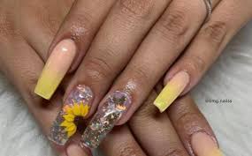 Pantone 2021 Inspired Illuminating Nail Designs Fashionisers C Thus, these designs are for every type of nail length that will look splendid and allows you a stylish chic look.