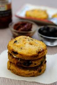 Galettes De Polenta Aux Tomates Sechees Et Olives Noires Amandine Cooking Polenta Recette Polenta Recette Olives