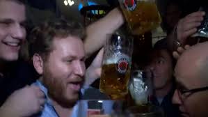 Il en pense quoi Camille ? : Clément l'incruste malmené à la fête de la  bière, audience en baisse pour Camille Combal