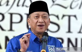 Nazri is the latest in a growing chorus of umno leaders who have voiced opposition to the move, echoing criticism that emergency rule would have kuala lumpur, oct 25 — former minister datuk seri nazri aziz has pledged to persuade his party colleagues to back tan sri muhyiddin yassin when. After Jazlan Will Nazri Aziz Be Next To Abandon Muhyiddin Malaysia The Vibes