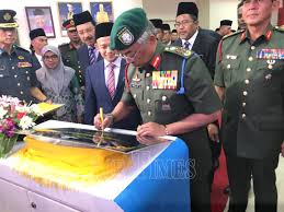 Naib canselor upnm jeneral tan sri zulkifli zainal abidin berkata katanya, penuntut turut diwajibkan mengikuti latihan tempur tanpa senjata (tts) bagi pegawai kadet dan seni mempertahankan diri untuk penuntut awam. Upnm Page 2 Air Times News Network