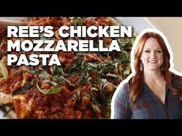 Drain the fat, and then add the tomato sauce, 1/2 teaspoon salt and plenty of freshly ground black pepper. Pin By Betty Tunnell On Pasta In 2021 Chicken Mozzarella Pasta Mozzarella Pasta Food Network Recipes