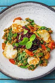 Gebratener Halloumi Mit Wurziger Zwiebelade Rezept Hellofresh Rezept Gesunde Rezepte Essen Kochen Rezepte