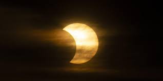 This occurs when the sun, moon and earth are aligned. Hc0sqv2n Dv1m