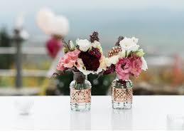 Bis Ins Detail Abgestimmt Mit Gold Und Rottonen Auf Schloss Ehrenfels Anmut Und Sinn Eventstyling Dekoverleih Floristik Papeterie Tischdekoration Hochzeit Blumen Dekoration Hochzeit Hochzeitsdekoration
